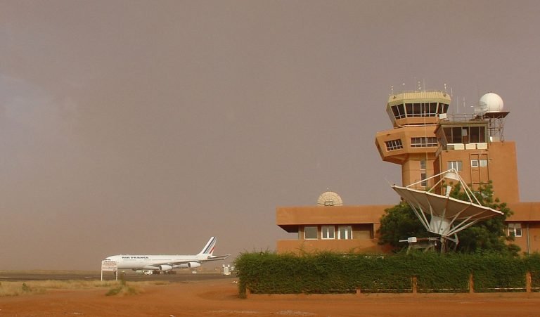 1200px-Niameyairport_2005_crop-1-768x451.jpg